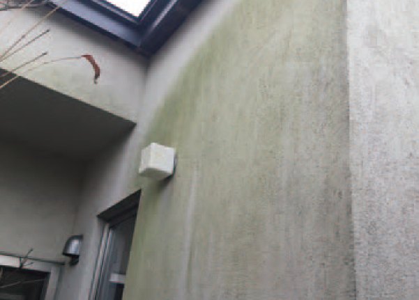施工前の左官仕上げの外壁。全体がくすんでいる。